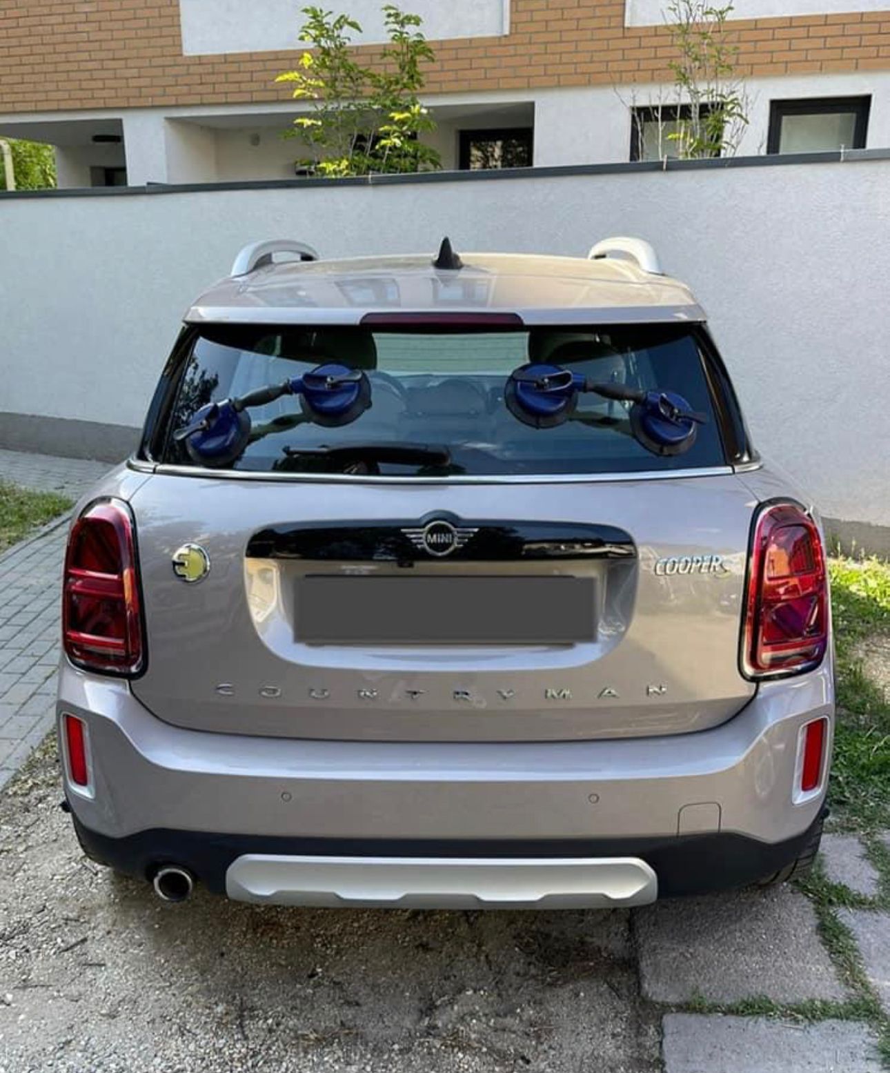Mini Cooper Countryman — rear glass, in driveway