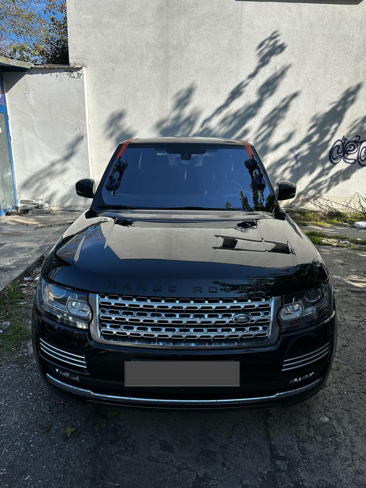 Range Rover Vogue — windshield, outdoor