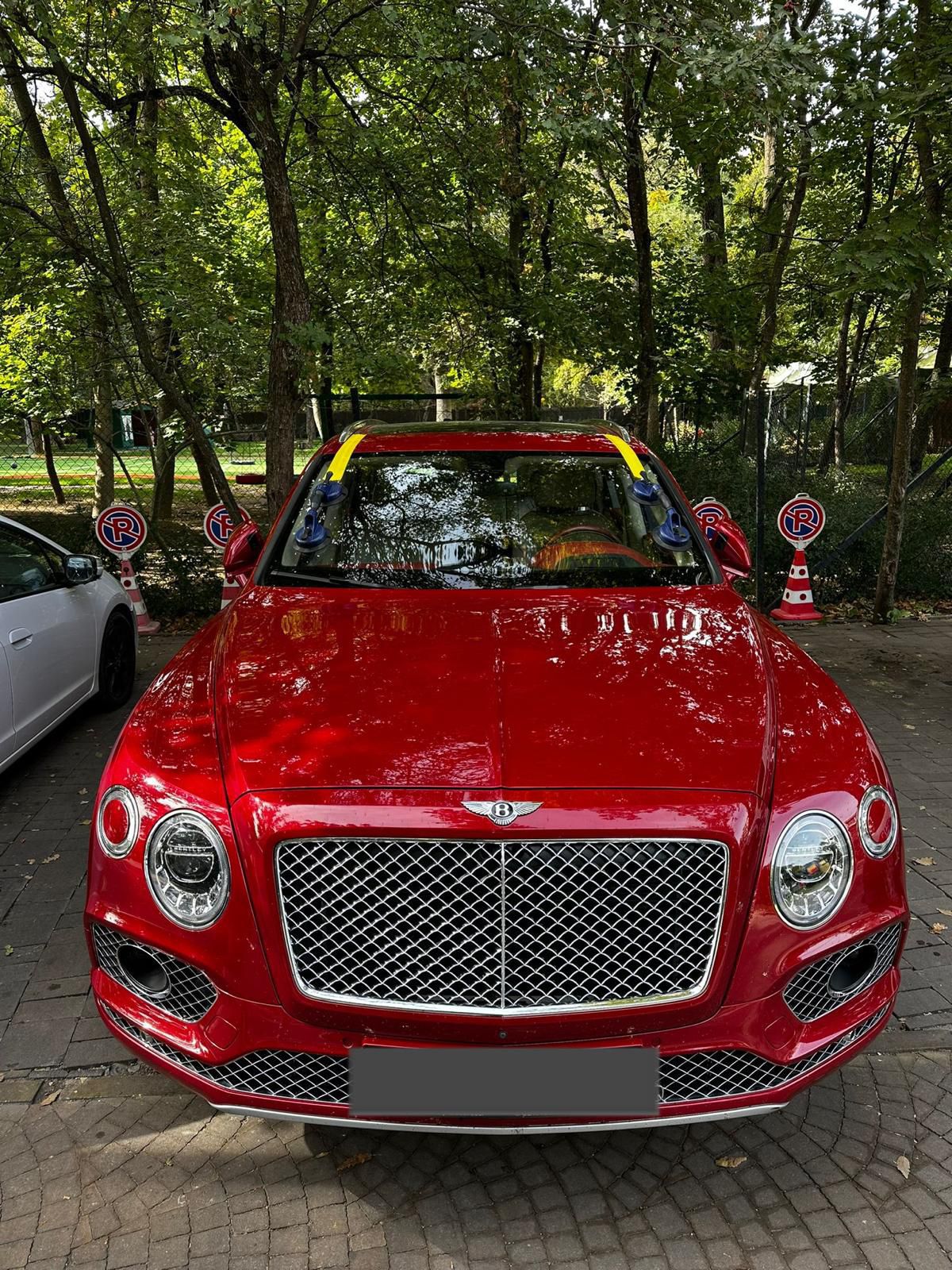 Bentley Bentayga — windshield, park